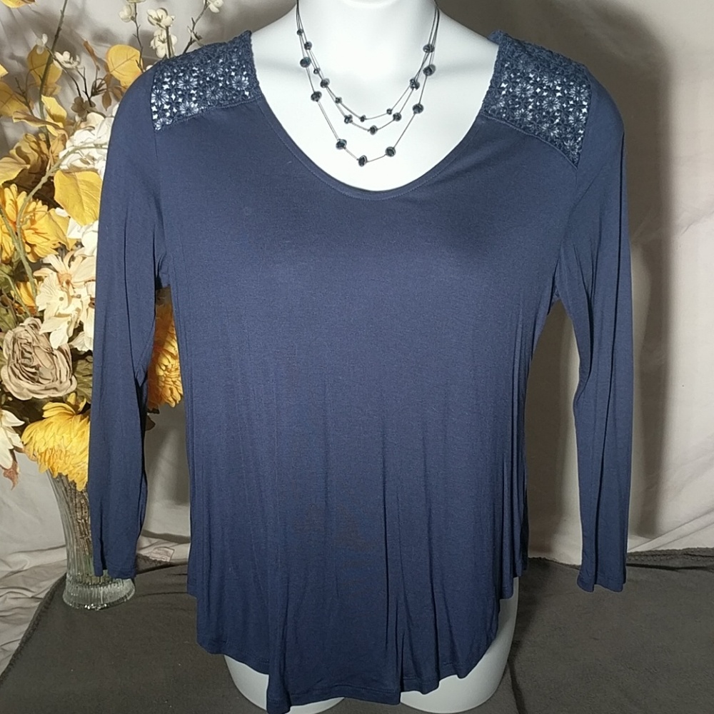 Lacy blue 3/4 sleeve length top